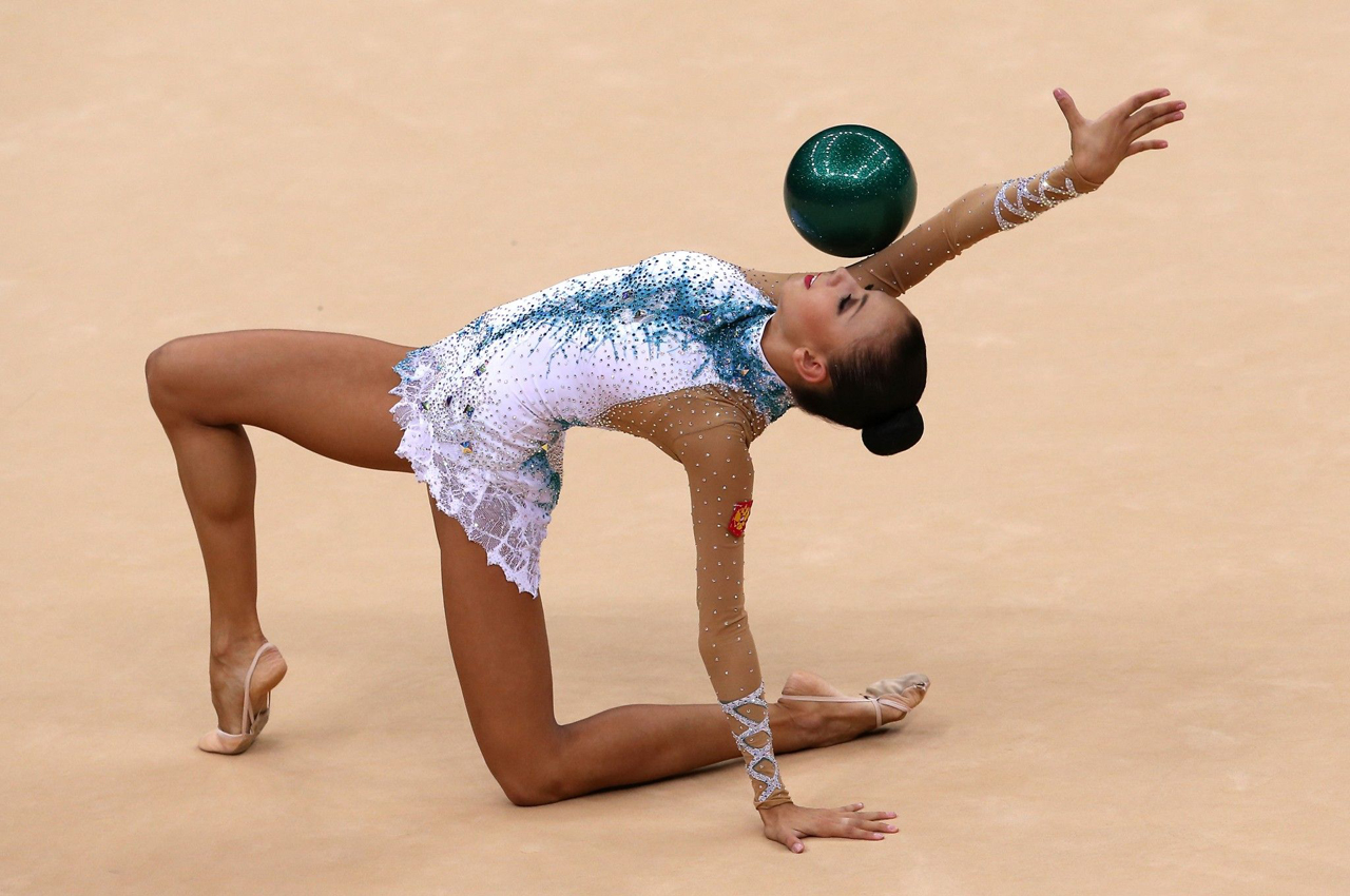 La gimnasta Daria Dmitrieva en competición.
